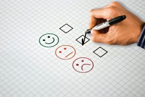 Как вы относитесь к вылетающим из окон окуркам и дверям? – новый опрос «ВО»