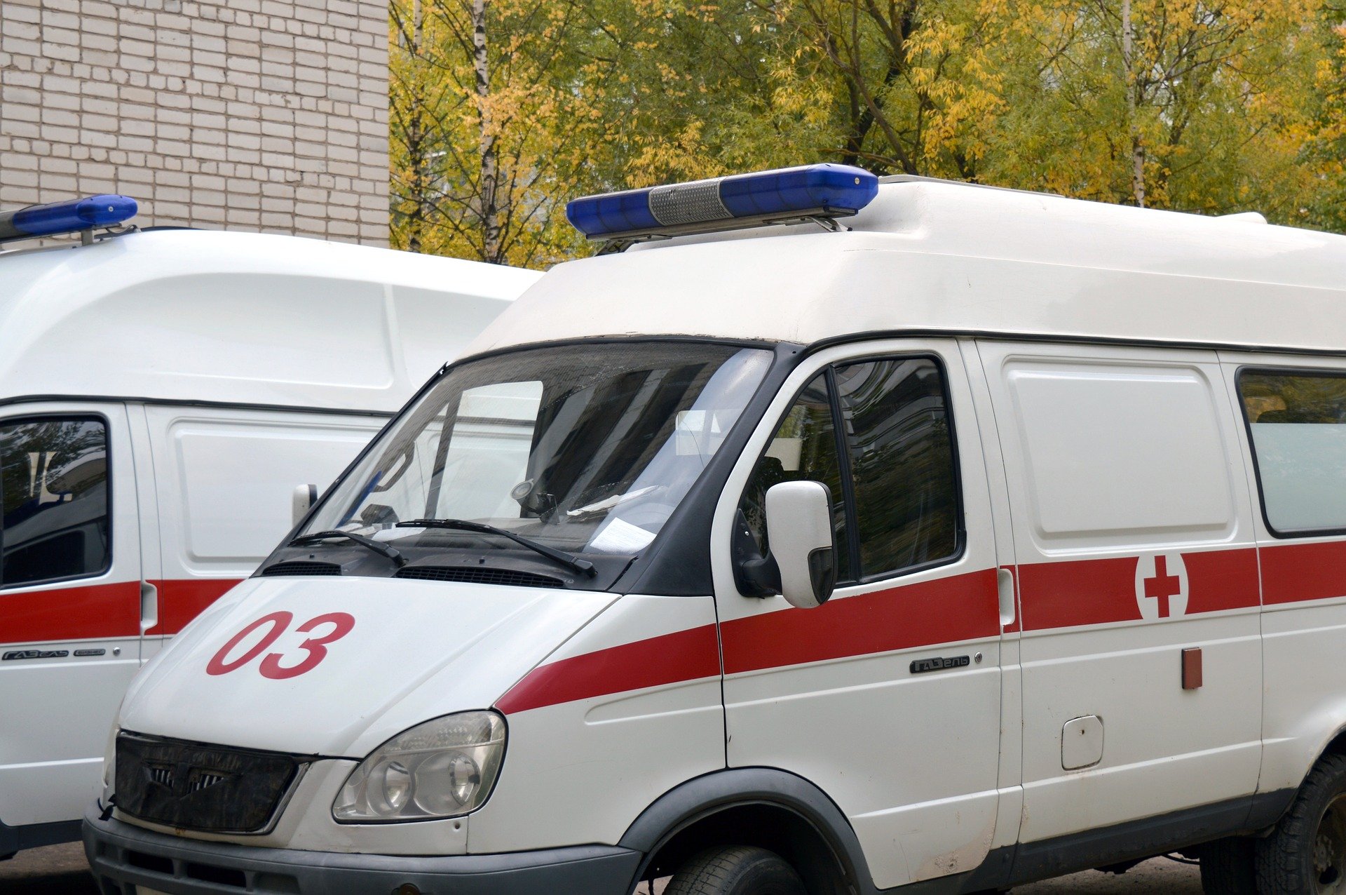 Выпавшая из окна дома в Новокосине девушка умерла в больнице