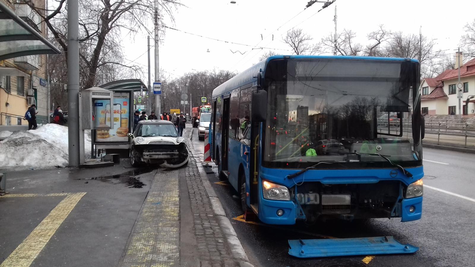 Автобус спас пешеходов на Стромынке от смерти