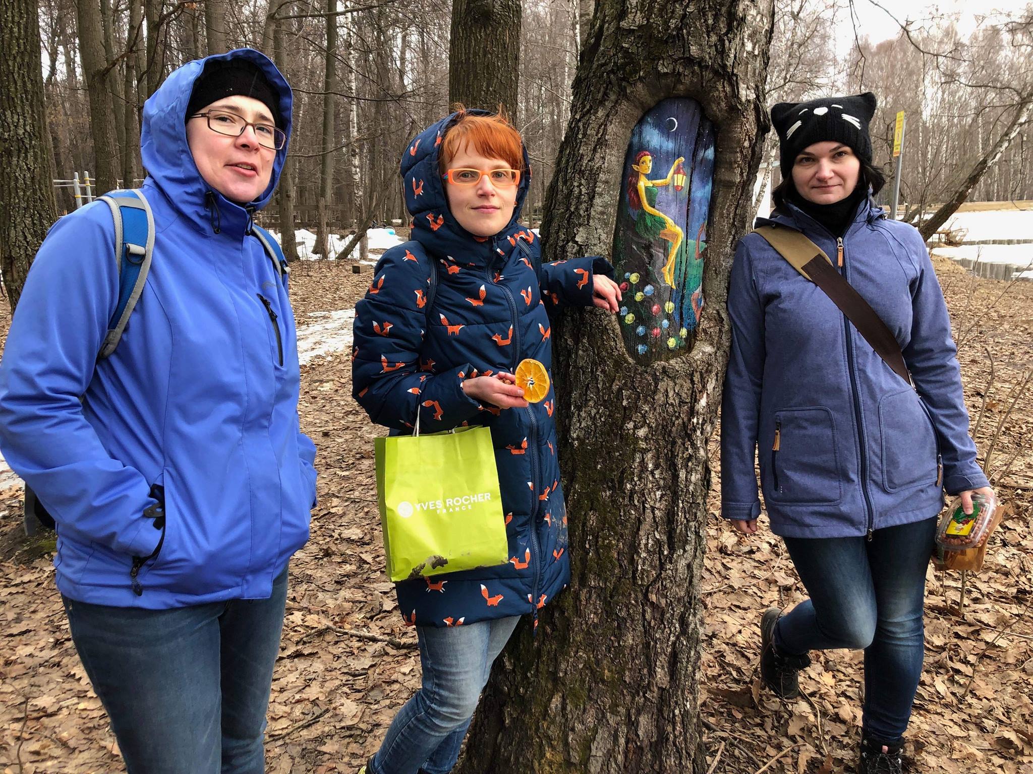 Художница из Перова рисует сказки на деревьях