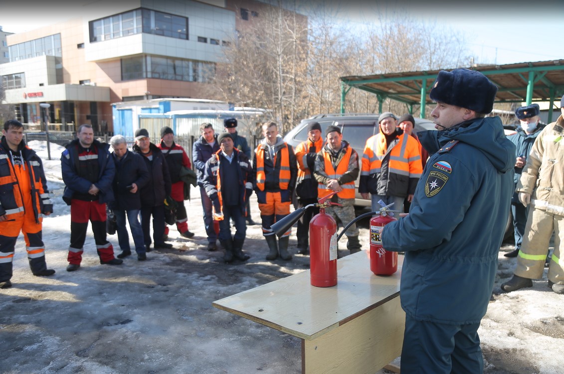 Пожарным ВАО помогают добровольцы районных «Жилищников»