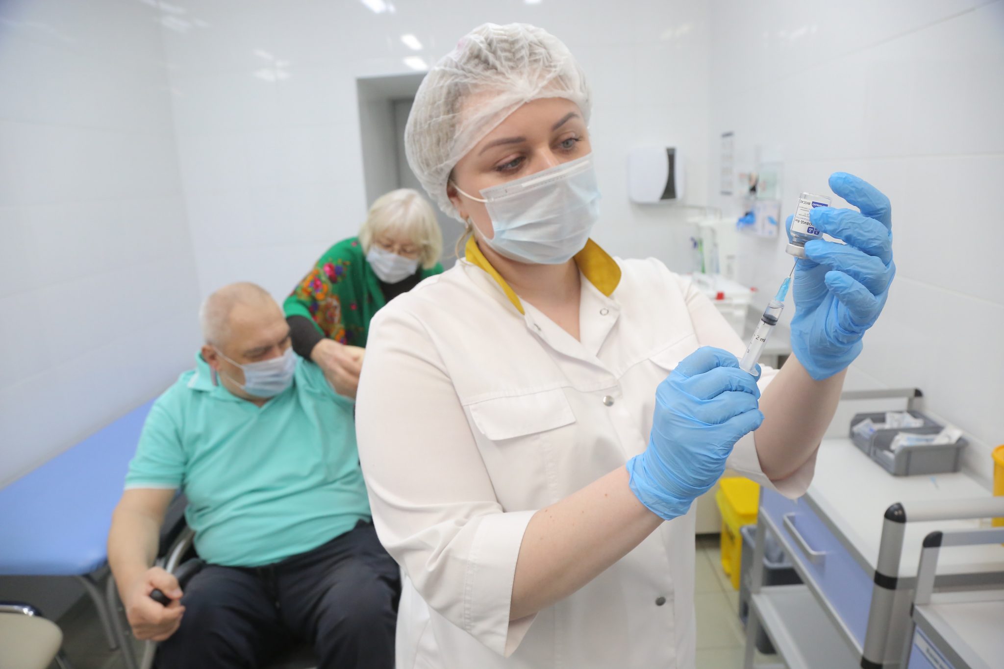 Половина пожилых жителей округа прошли вакцинацию от коронавируса