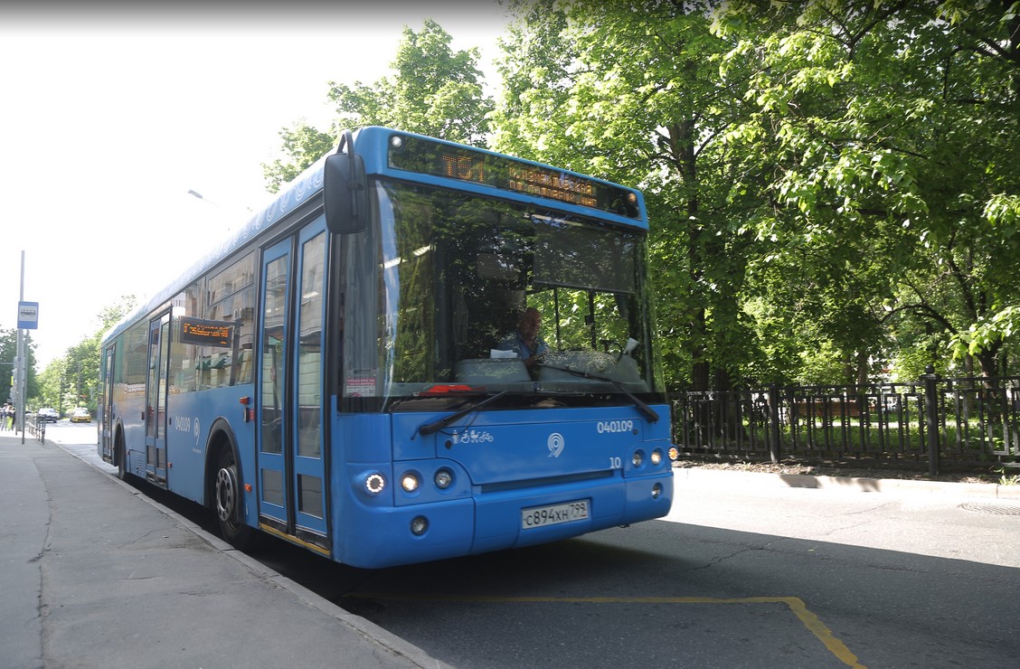 На двух автобусных маршрутах ВАО начали сопровождать инвалидов