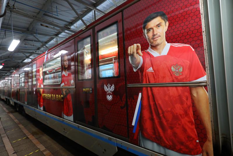 На синюю ветку метро вышел поезд в поддержку сборной России по футболу