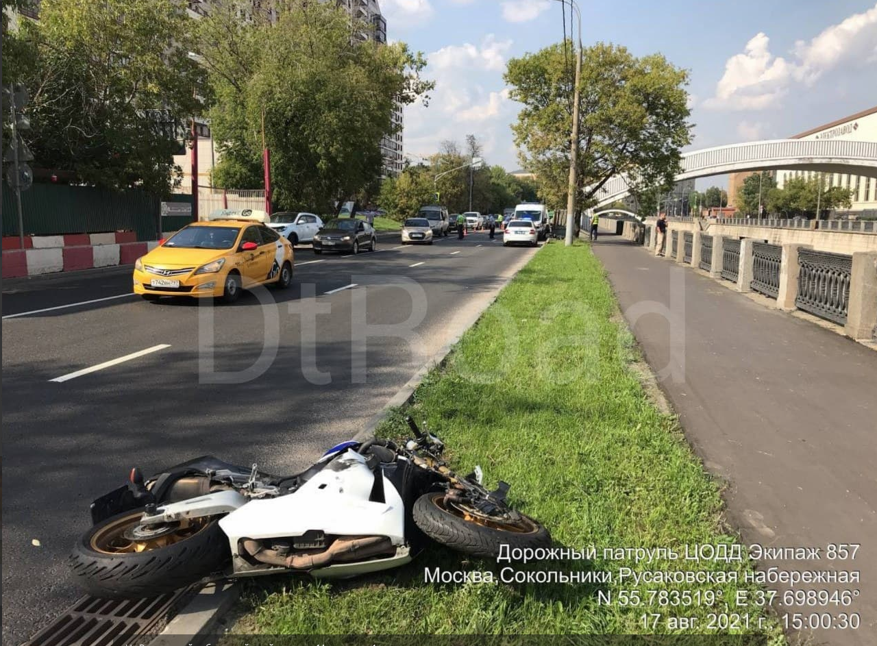 Байкер вася стартует с нулевого километра. Мотоцикл на набережной.