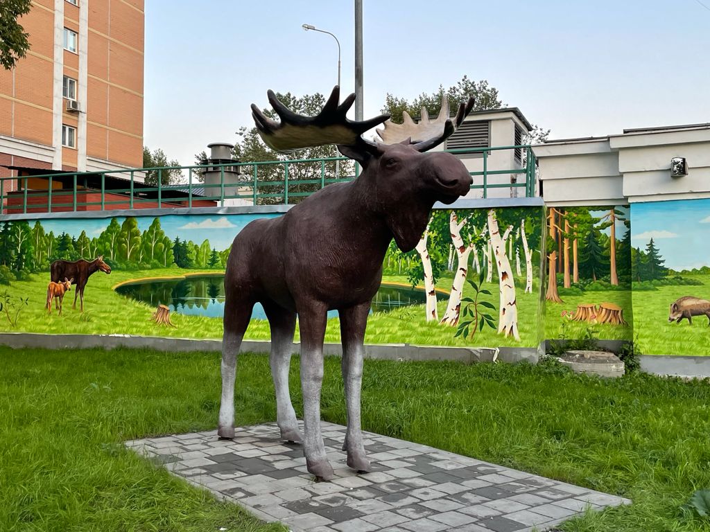 В Метрогородке благоустроили пять дворов и поставили скульптуру лося