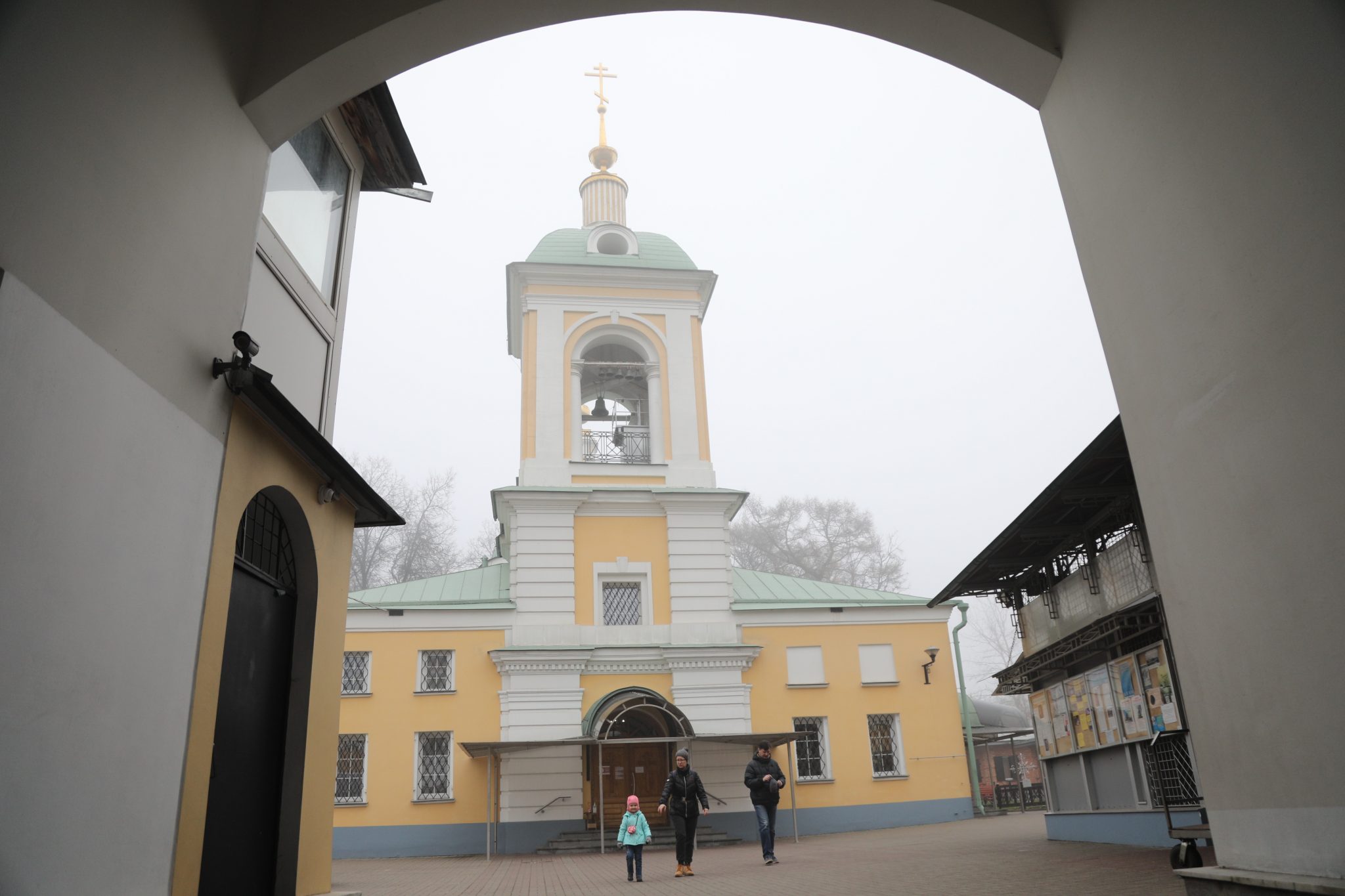 Почему не снесли в 40-х годах церковь в Ивановском