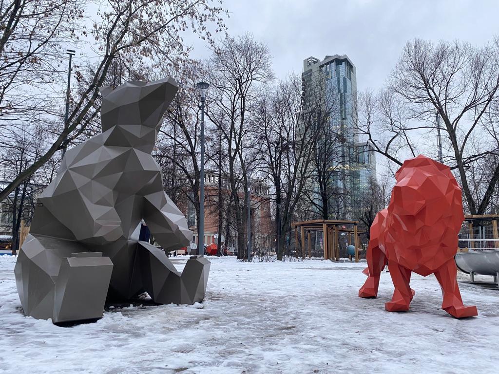 Фигуры на московской. Семеновский сквер Москва. Площадка на Семеновском сквере. Семеновский сквер детская площадка. Семёновский сквер в Москве детская площадка.