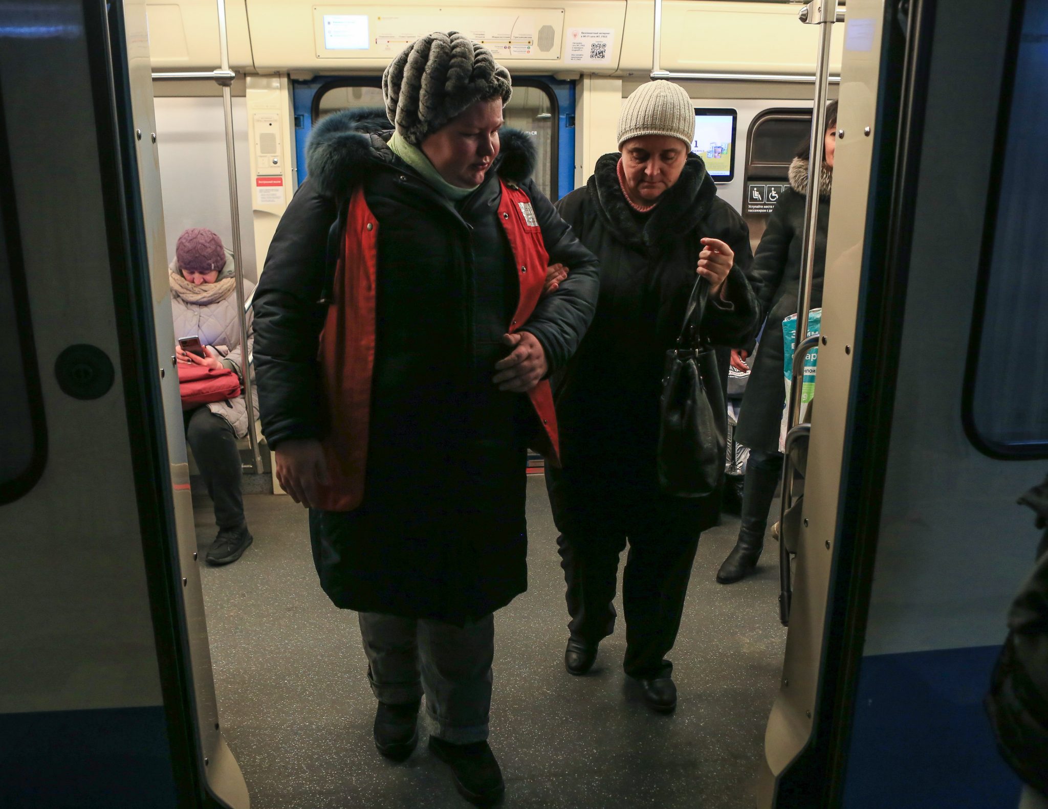 В метро действует служба помощи тем, кому трудно передвигаться самому |  Восточный Округ