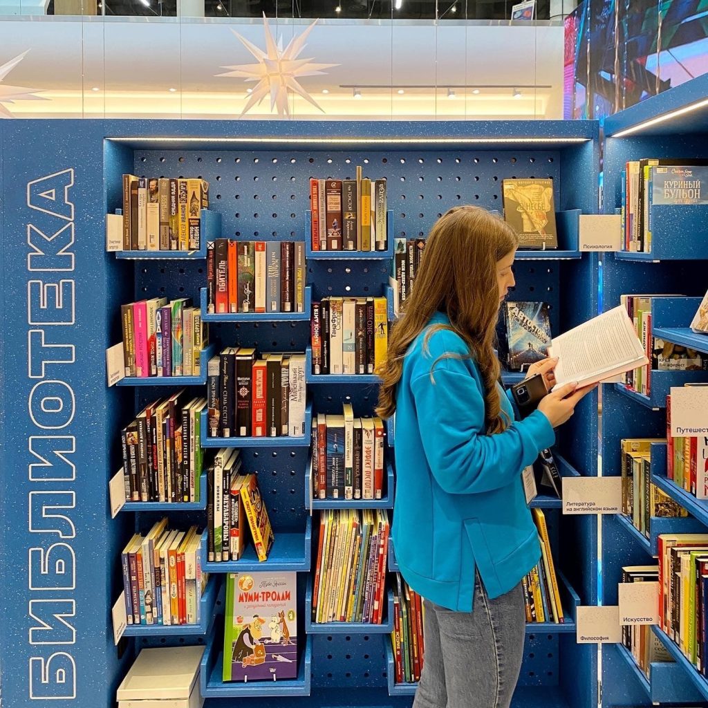 В центре «София» открылась pop-up библиотека Некрасова