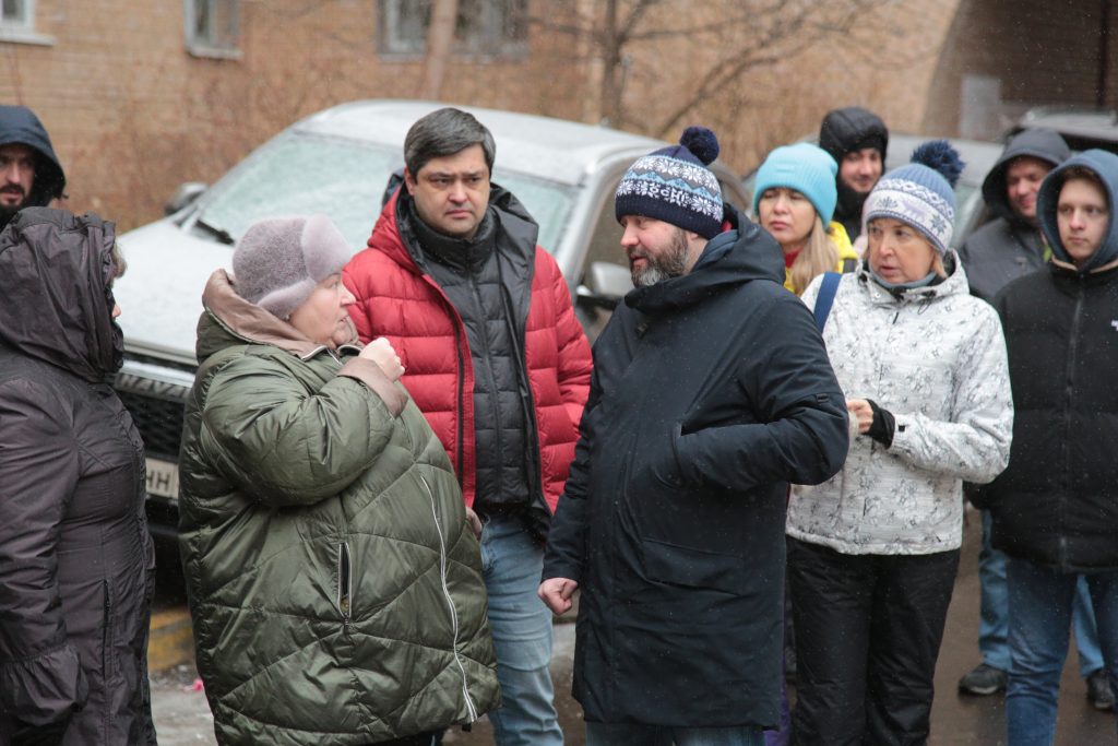 Утренний обход: клумбу на Новогиреевской восстановят весной