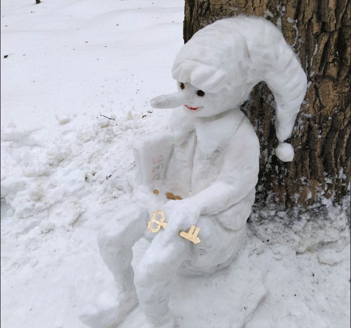 В Кусковском лесопарке появился новый арт-снеговик Буратино