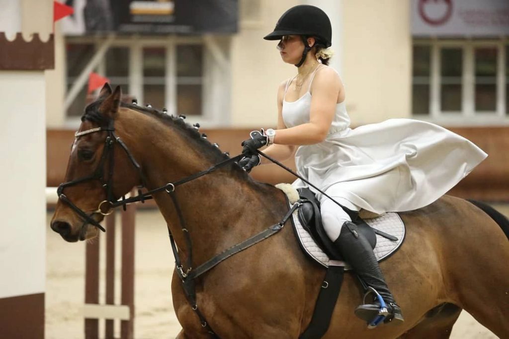 Тренер по конному спорту из Измайлова взяла золото на соревнованиях в Подмосковье