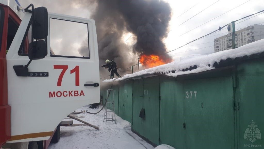 Пожарные потушили загоревшиеся гаражи на Косинской улице
