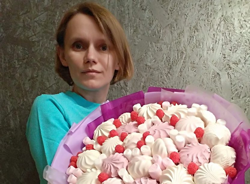 Жительница Новокосина рассказала, как сделать букет для сладкоежек