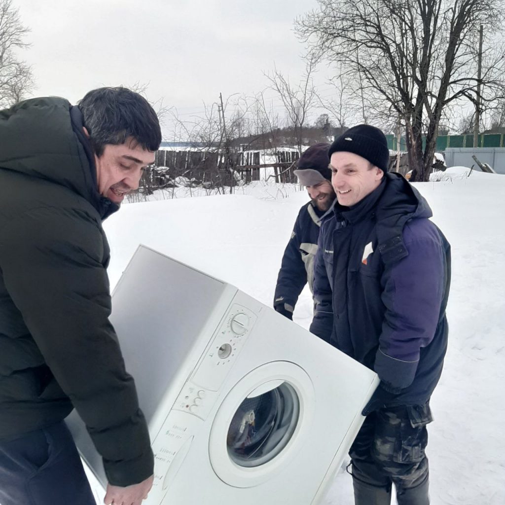 Жители ВАО передали многодетной семье стиральную машину
