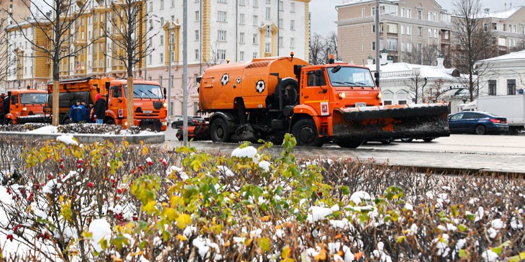 Собянин: В Москве создадут четыре центра обслуживания коммунальной техники