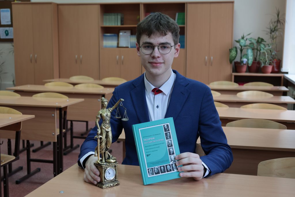 Гитарист из Перова победил на Всероссийской олимпиаде по праву