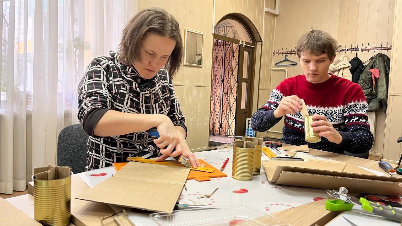 Община глухих при храме в Новокосине приглашает помощников лить окопные свечи