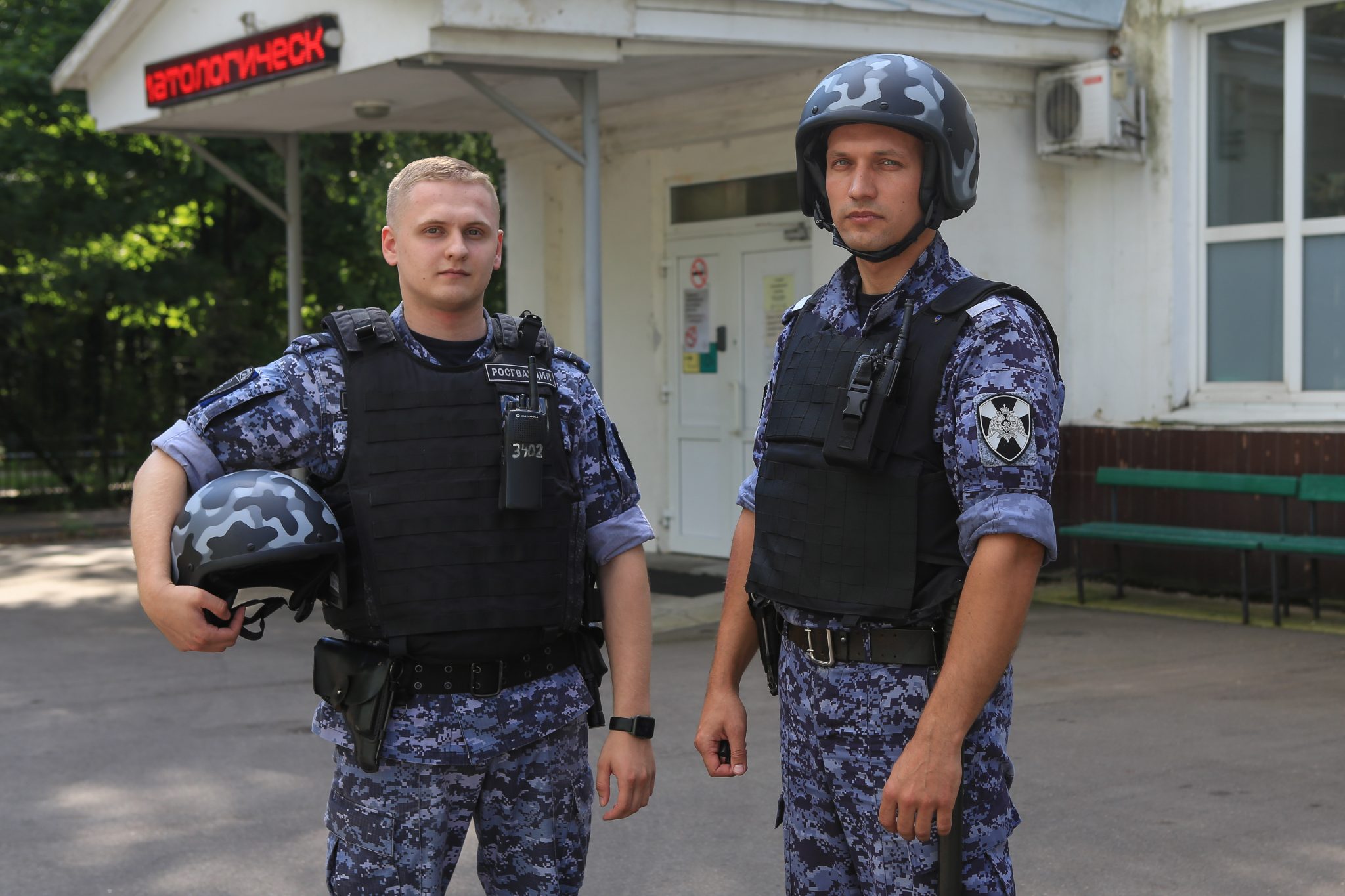 Росгвардейцы задержали мужчину, напавшего на посетителя детской больницы в Сокольниках
