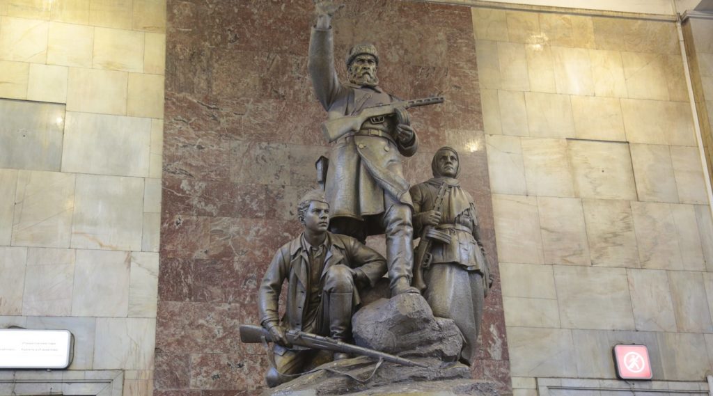Знаменитый скульптор увековечил народных героев на станции «синей» ветки метро