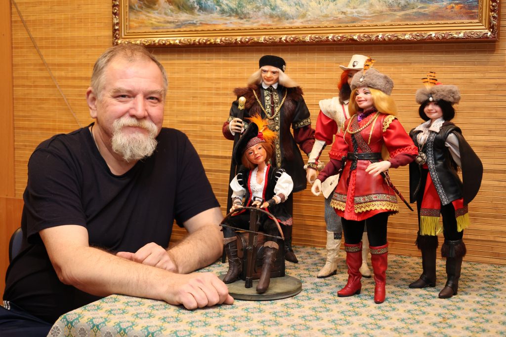 Продавец из ВАО в свободное время делает необычных кукол