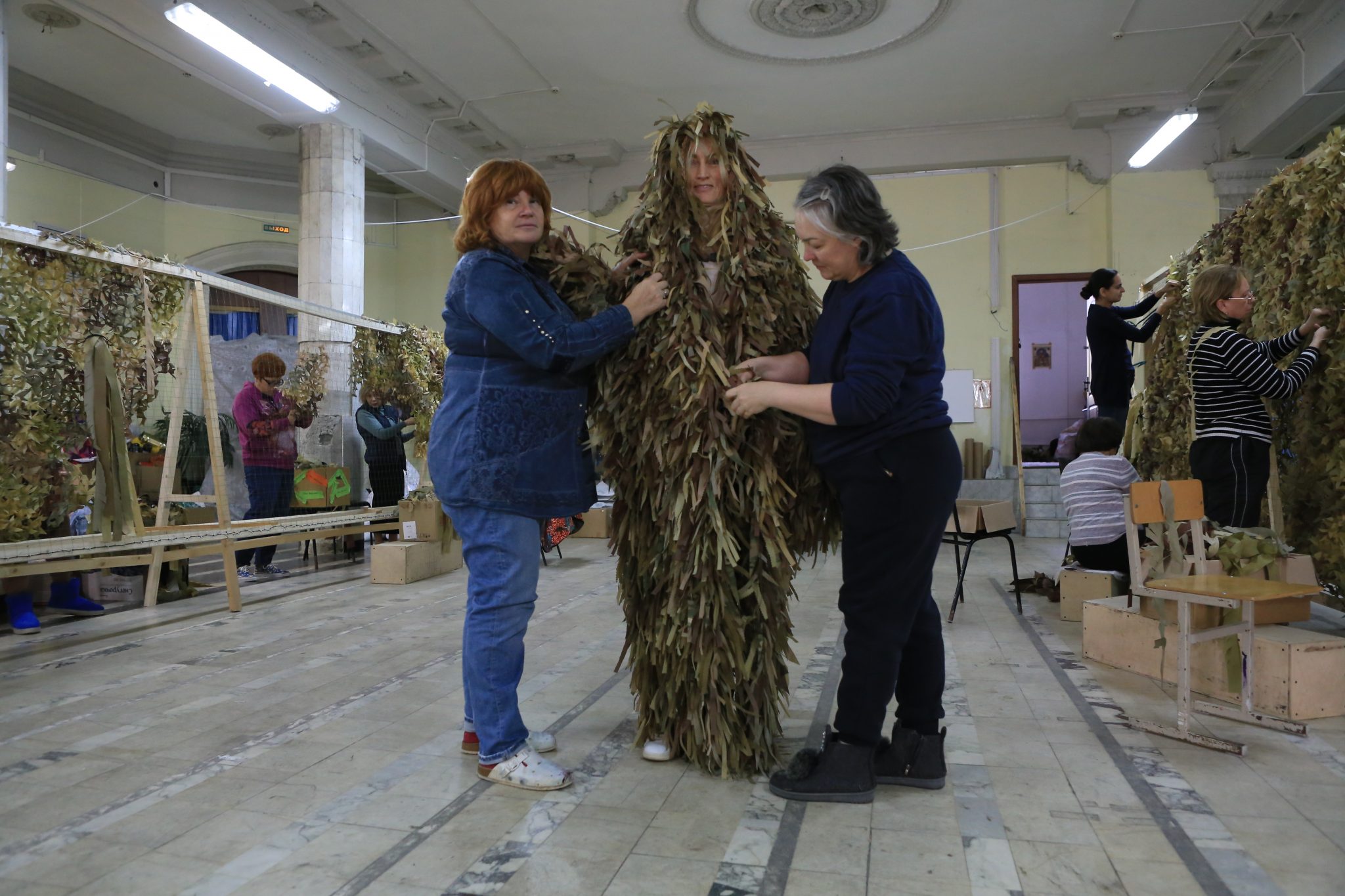 В Измайлове плетут «костюмы лешего»