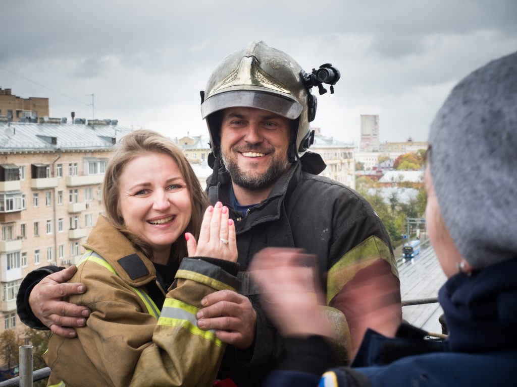Спасатель сделал предложение избраннице на пожарной каланче в Сокольниках