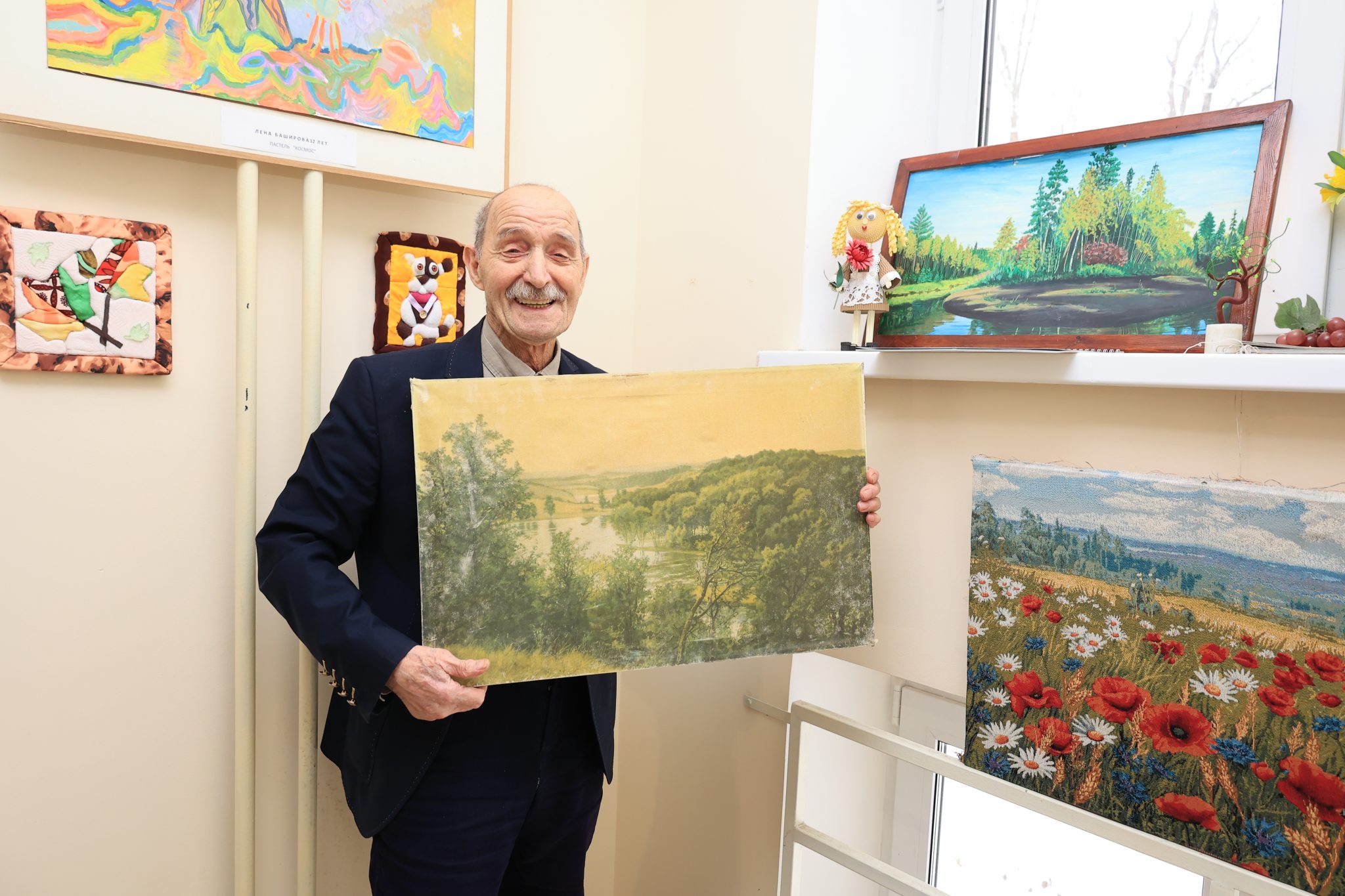 Пенсионер из Измайлова устраивает новогодние праздники для целого подъезда
