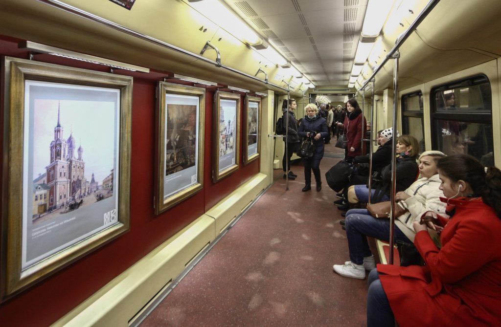 В тематическом поезде «Акварель» на синей ветке метро сменили экспозицию