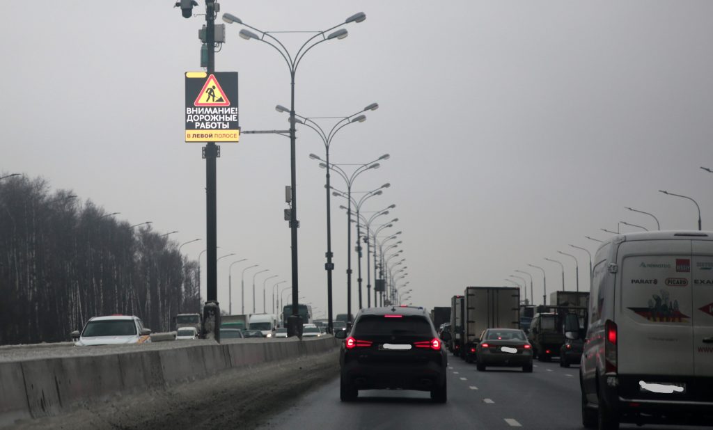 Об авариях на МКАД водителей теперь предупреждают световые панели