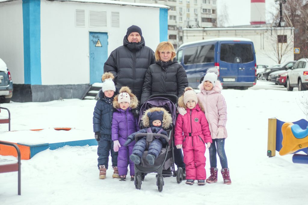 Двум многодетным семьям из ВАО вручили премию Москвы «Крылья аиста»