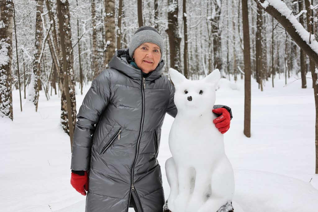 Жительница Новогиреева населяет Кусковский лесопарк чудо-снеговиками