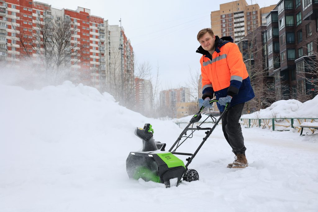 Справляться со снежными завалами коммунальщикам помогают электророторы