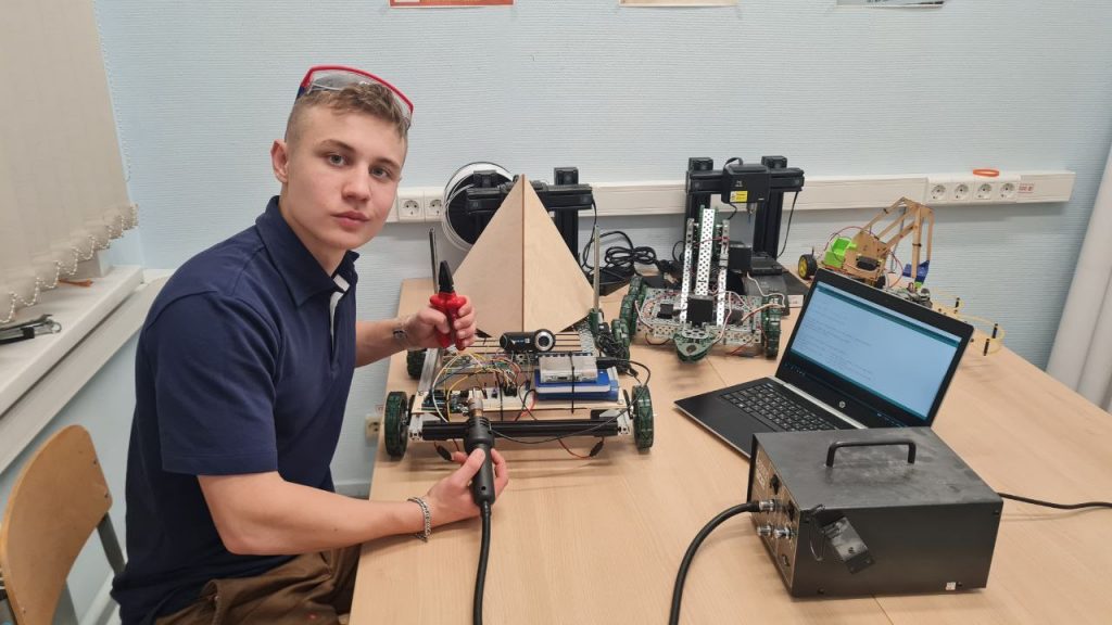 Школьник из Ивановского изобрёл робота для контроля микроклимата