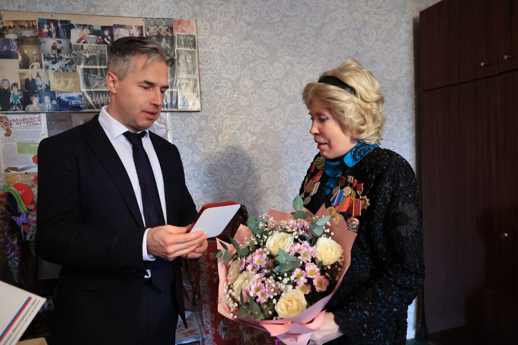 Префект ВАО Николай Алешин вручил награду блокаднице из Ивановского