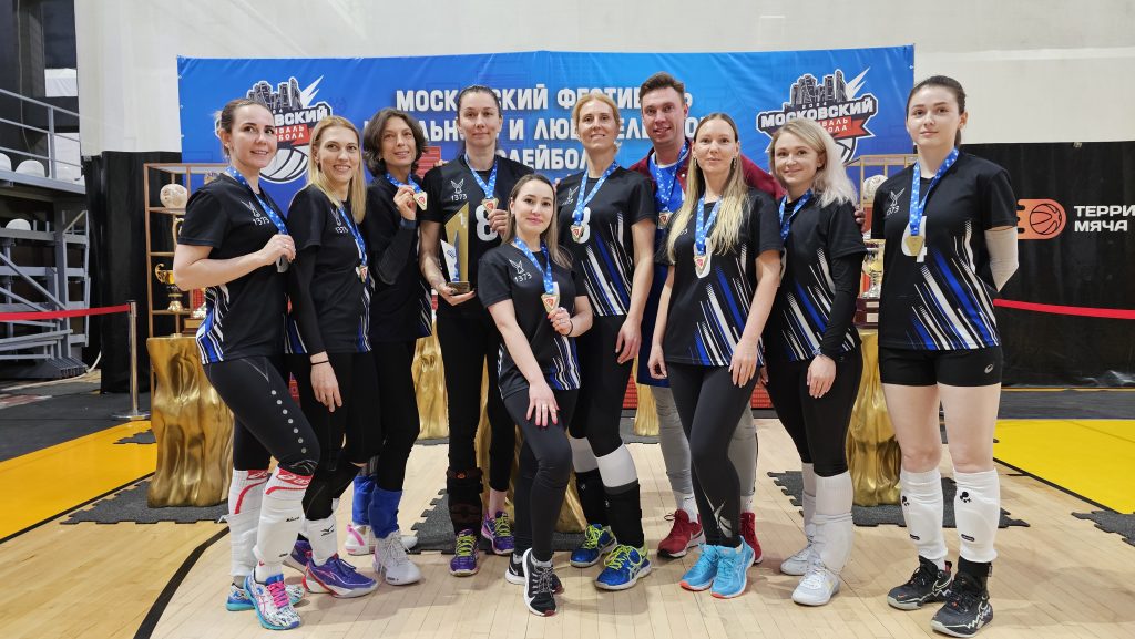 Женская сборная учителей ВАО победила на фестивале школьных команд по волейболу