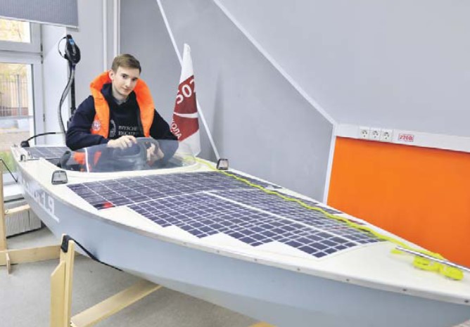 Школьники с улицы Бухвостова сконструировали лодку на солнечных батареях