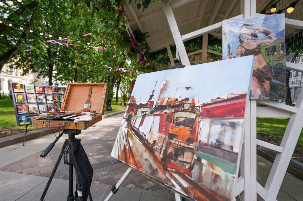 «Лето в Москве»: как проходит выставка молодых художников на Никитском бульваре