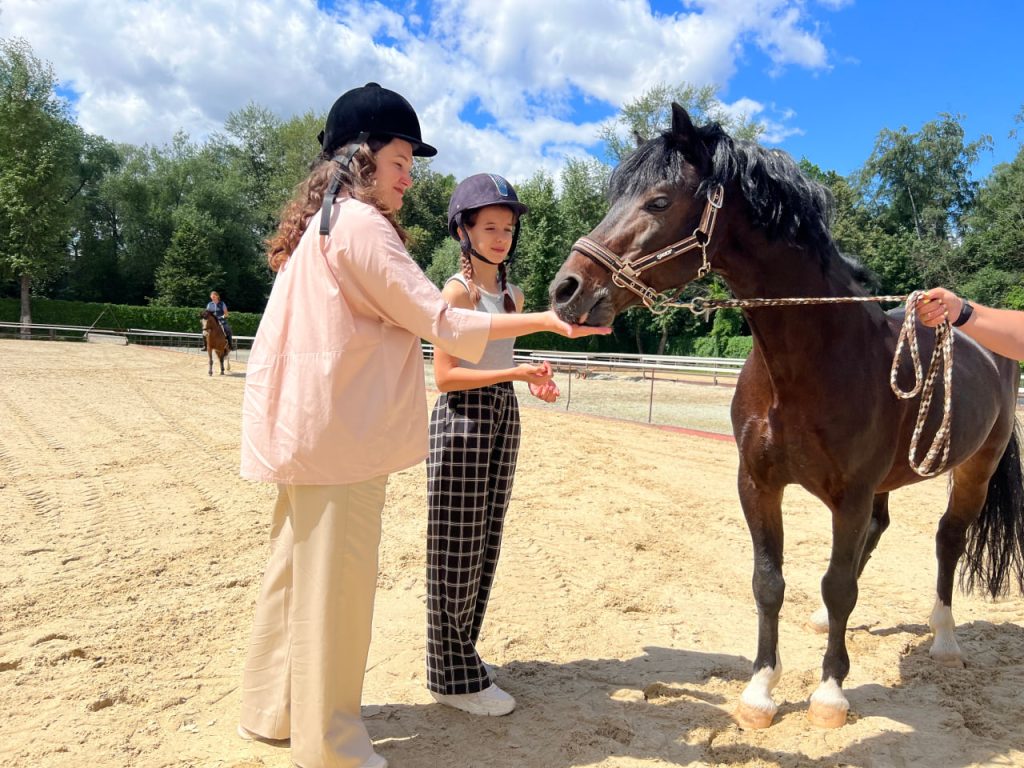 Обнять лошадку: дети районов ВАО посетили конноспортивный клуб