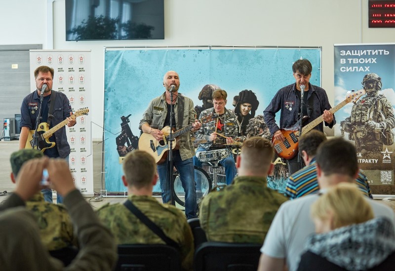 Группа «Зверобой» встретилась с контрактниками в Едином пункте отбора на военную службу в Москве