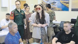 В пункт отбора на службу по контракту ежедневно приходят сотни людей