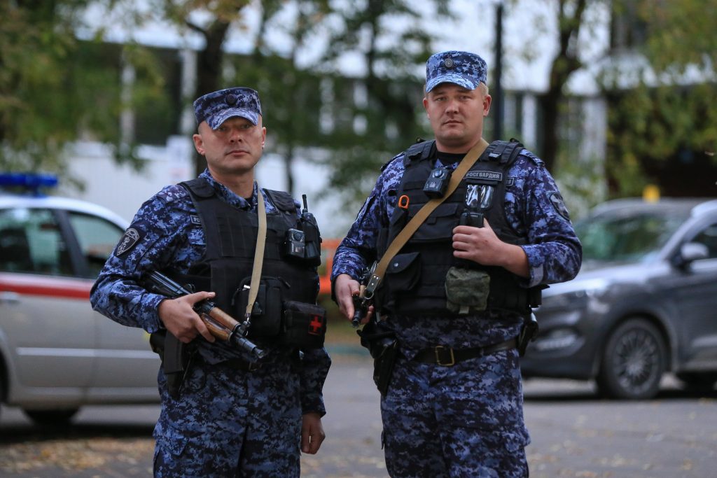 В Измайлове росгвардейцы эвакуировали из горящего дома 15 человек