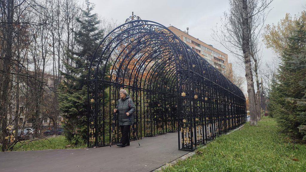 В ВАО благоустроили сквер Молодожёнов