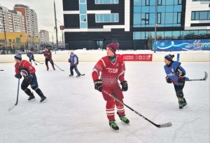 На Лухмановской отцы гоняют шайбу с сыновьями