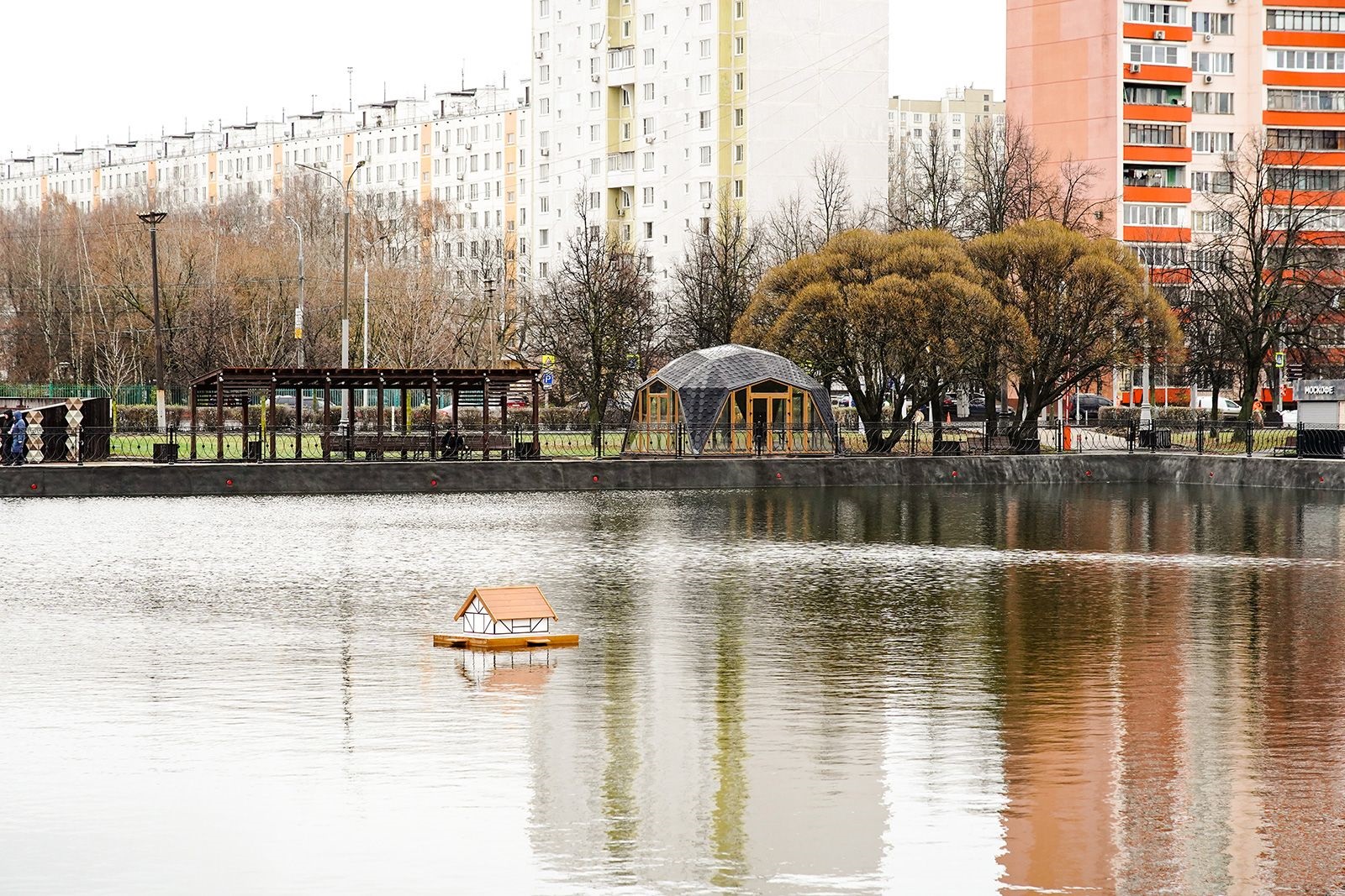 В парке «Радуга» привели в порядок пруд