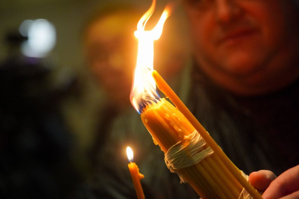 Благодатный огонь из Иерусалима привезут в два храма ВАО