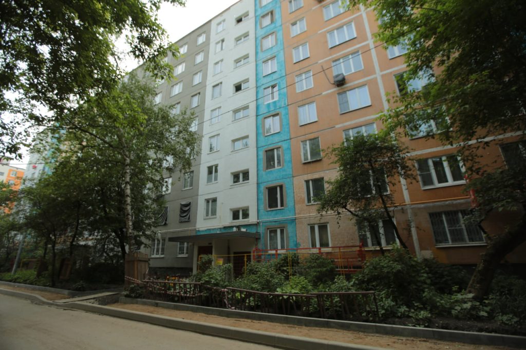 В районе Гольяново отремонтируют фасад дома с мелкой плиткой