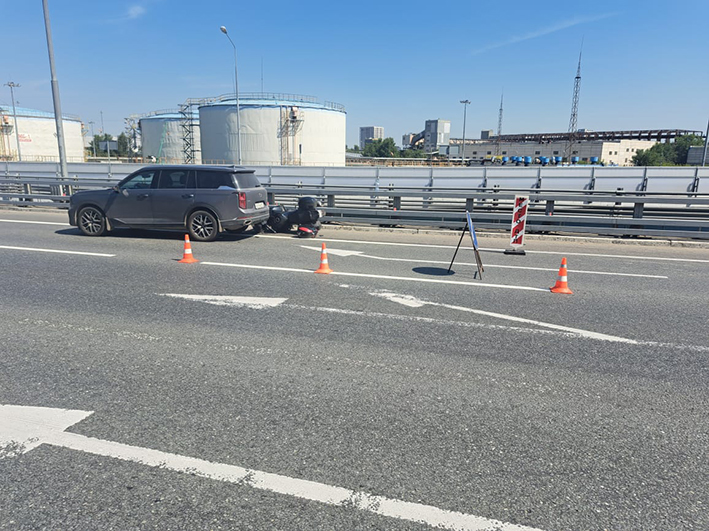 В Перове мотоциклист не выдержал дистанцию, а самокатчица поехала на красный