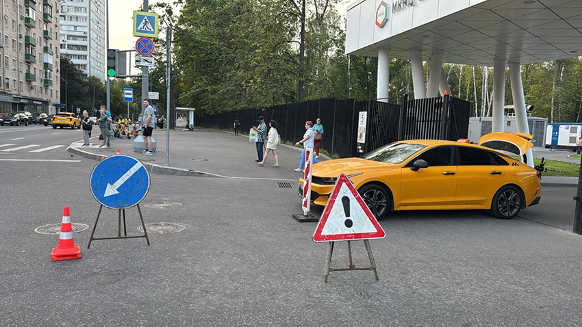 На Новогиреевской девушка-самокатчица не спешилась на дороге и попала под такси